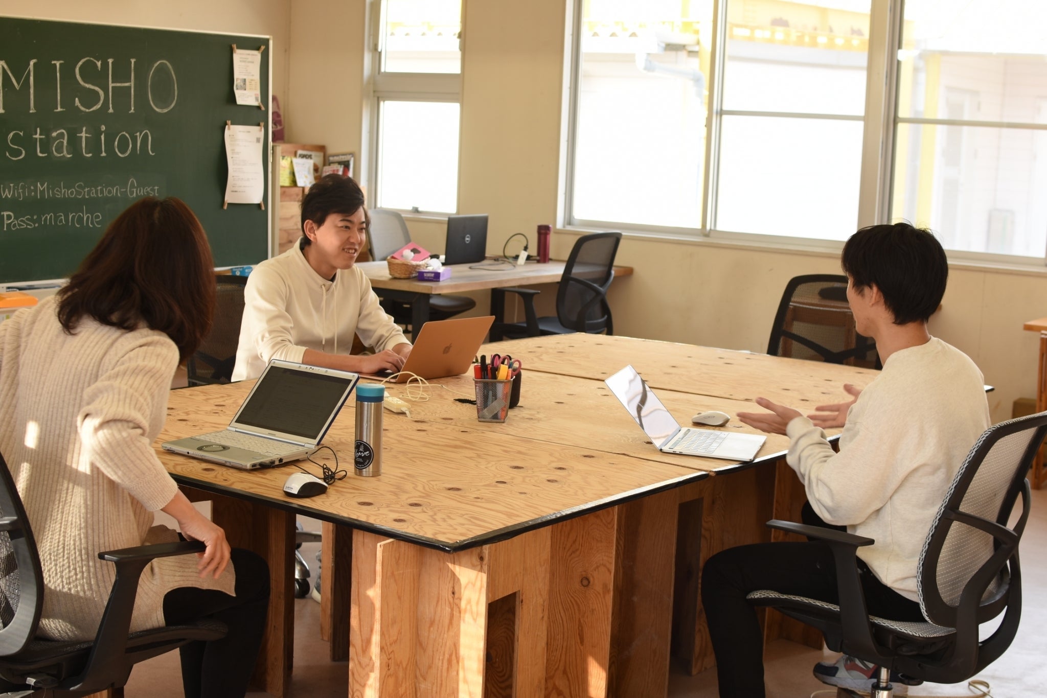 MISHO Station デスクワークスペースと外部モニター